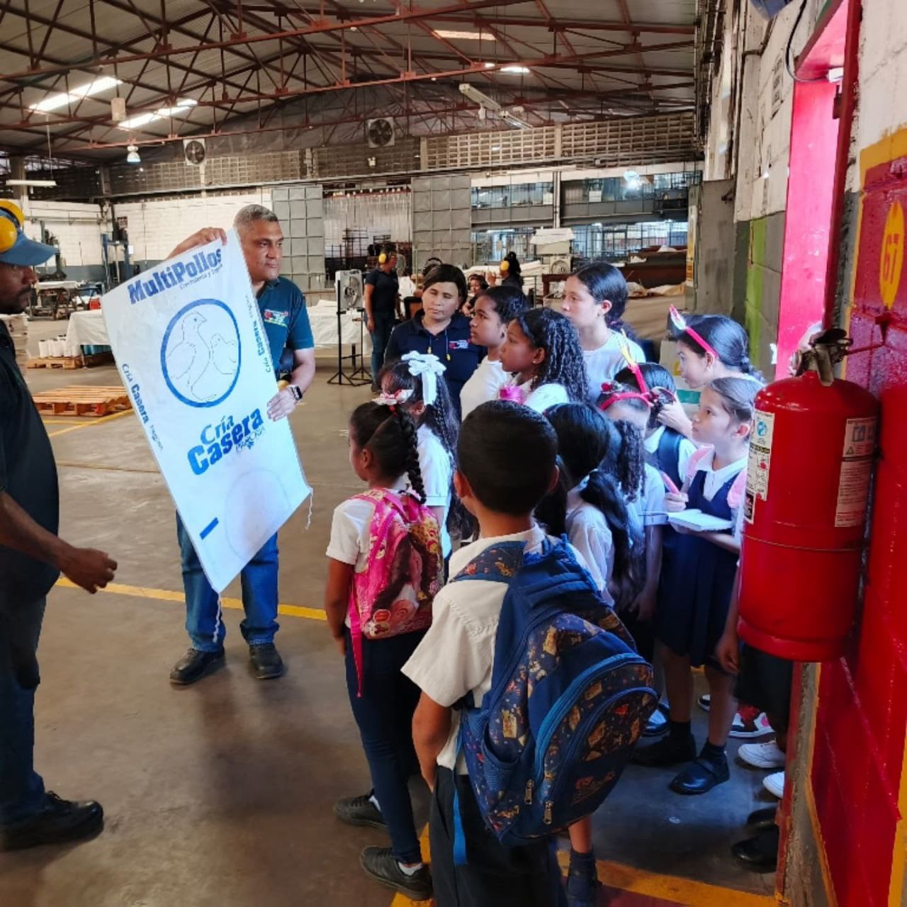 Estudiantes de Aragua aprenden sobre fabricación empaques de polietileno y polipropileno