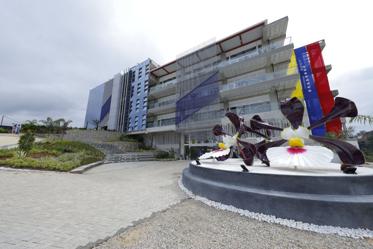 Inaugurada Universidad Nacional de las Ciencias Dr. Humberto Fernández-Morán