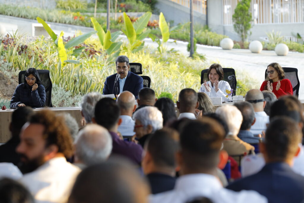 El presidente Nicolás Maduro encabeza un acto en la Universidad Nacional de las Ciencias Dr. Humberto Fernández-Morán, acompañado de autoridades y público asistente.