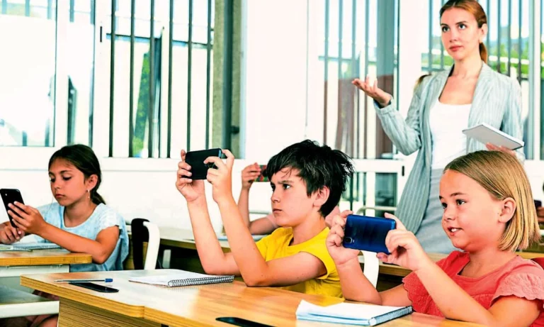 Brasil evalúa ley que limita el uso de teléfonos celulares en escuelas