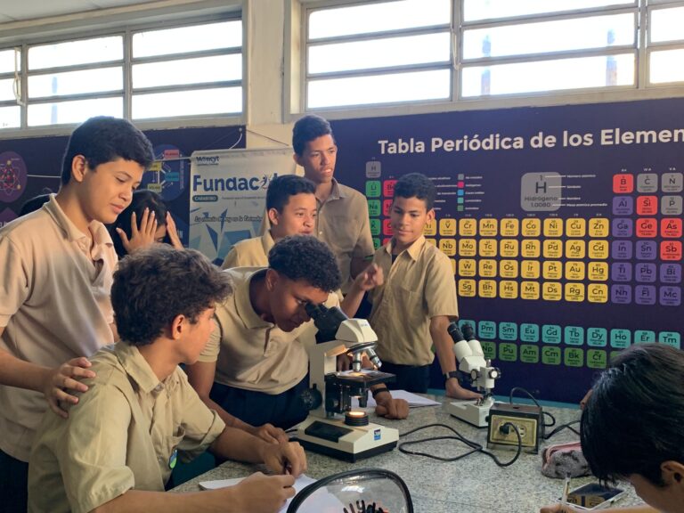 Estudiantes en Carabobo exploran el mundo de la microscopía