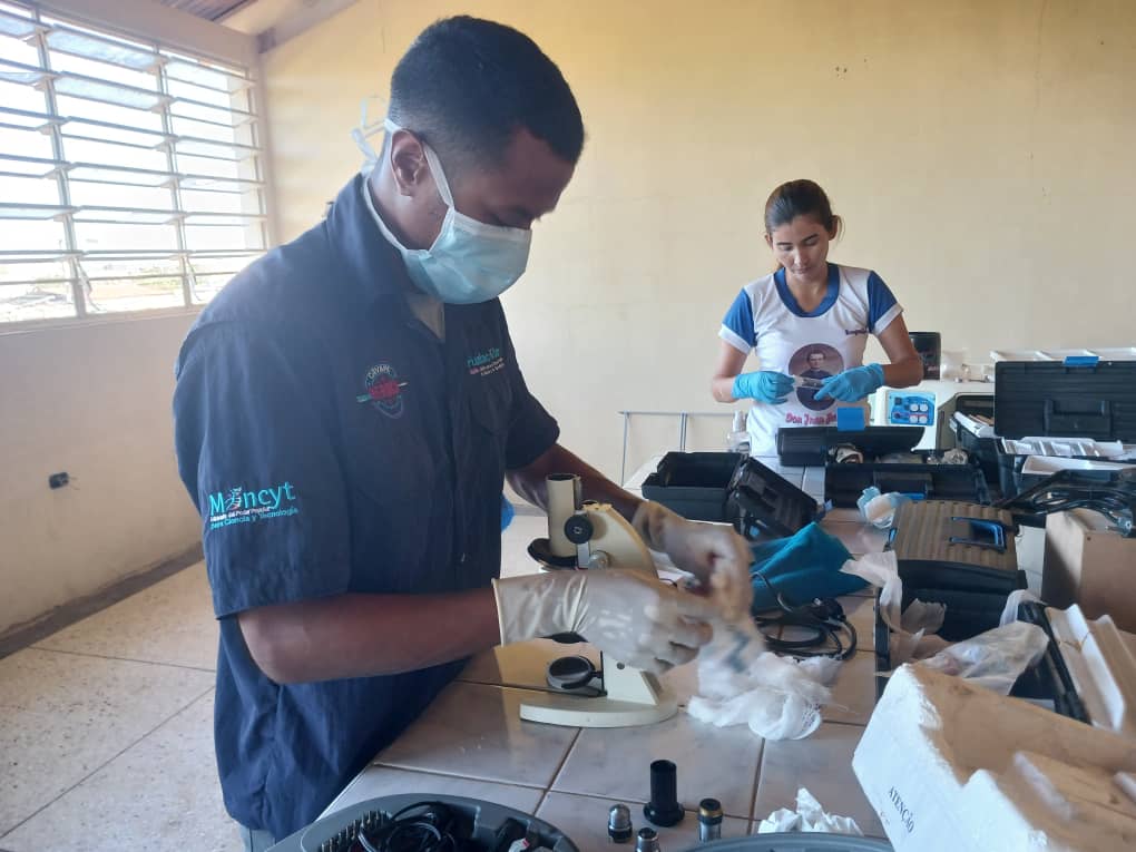 Cayapa Heroica realiza mantenimiento preventivo en laboratorio de la U.E. Carlos Martínez Bueno de Falcón 