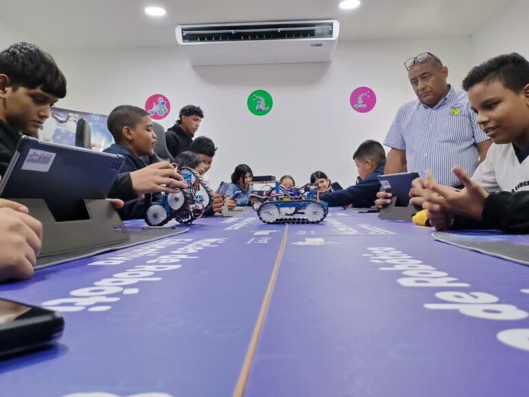 En Falcón estudiantes aprenden sobre ensamblaje en taller de robótica educativa