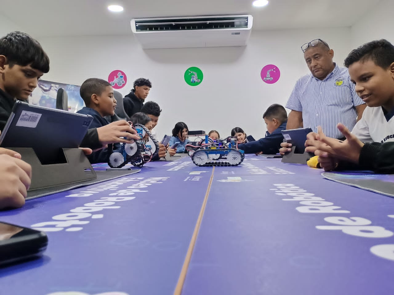 En Falcón estudiantes aprenden sobre ensamblaje en taller de robótica educativa