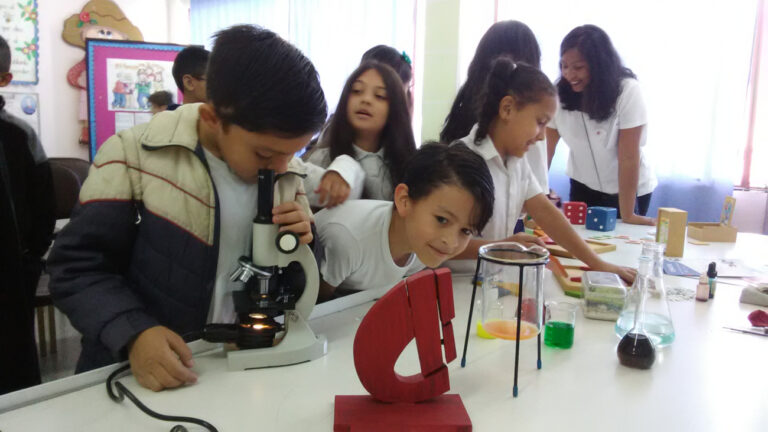 Programa Nacional Semilleros Científicos enseña a niños apureños el fascinante mundo de la microscopía