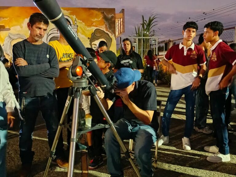 Liceo “Parque Leonor Bernabó” de Yaracuy se convirtió en observatorio astronómico por una noche