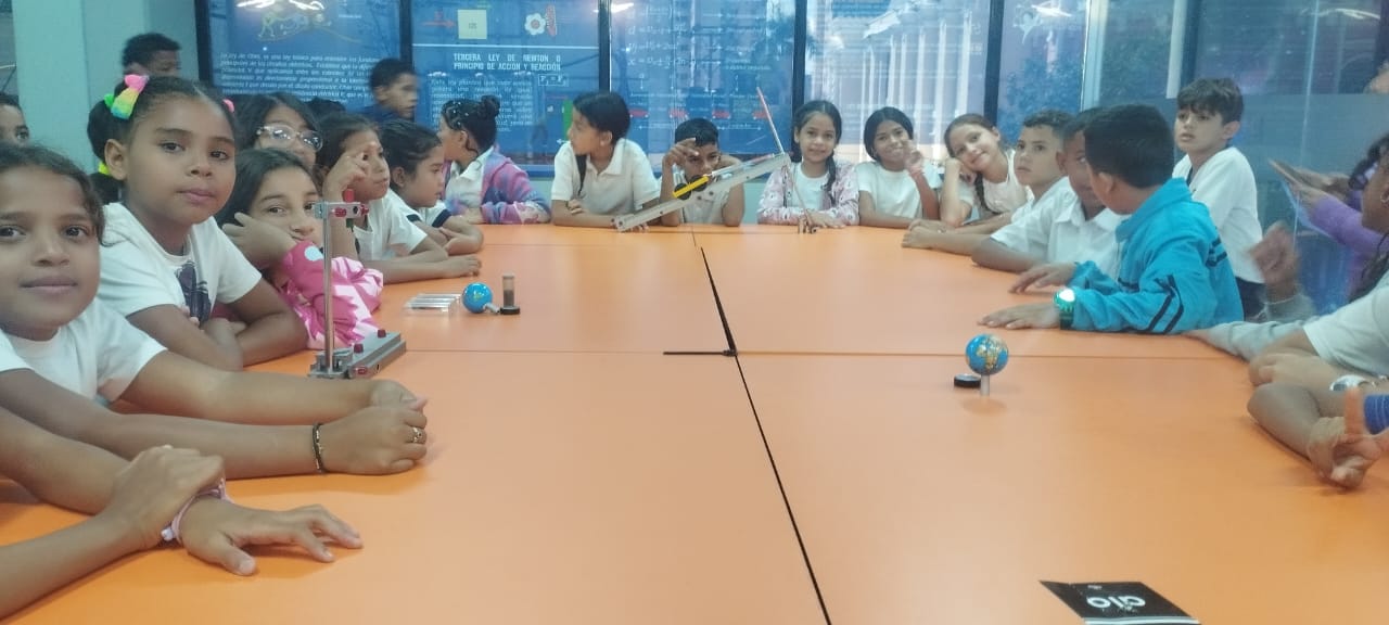 Estudiantes carabobeños arman y programan robots en Ruta Científica 