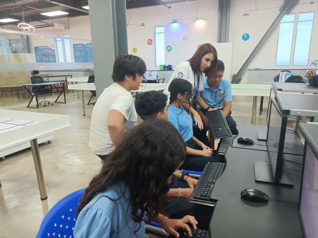 Jóvenes guaireños del colegio Fe y Alegría aprenden sobre las TIC con Infocentro