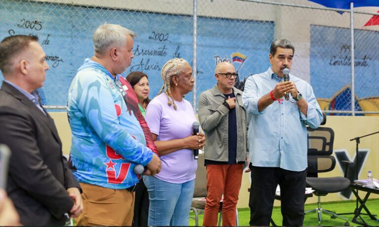 Presidente Maduro insta perfeccionar mapa de los Consejos Comunales para consolidar la democracia directa