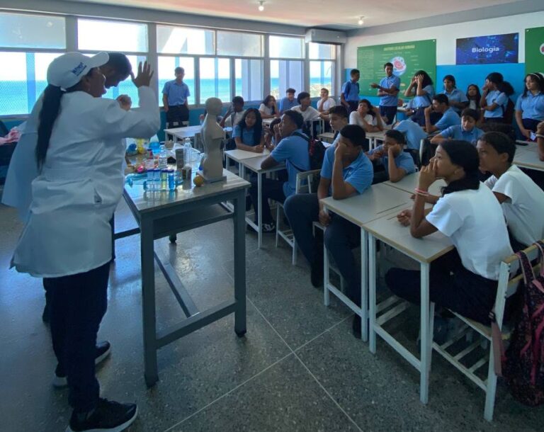 Estudiantes de la Escuela Técnica «Carlos Fiol» exploran el mundo de la ciencia en La Guaira