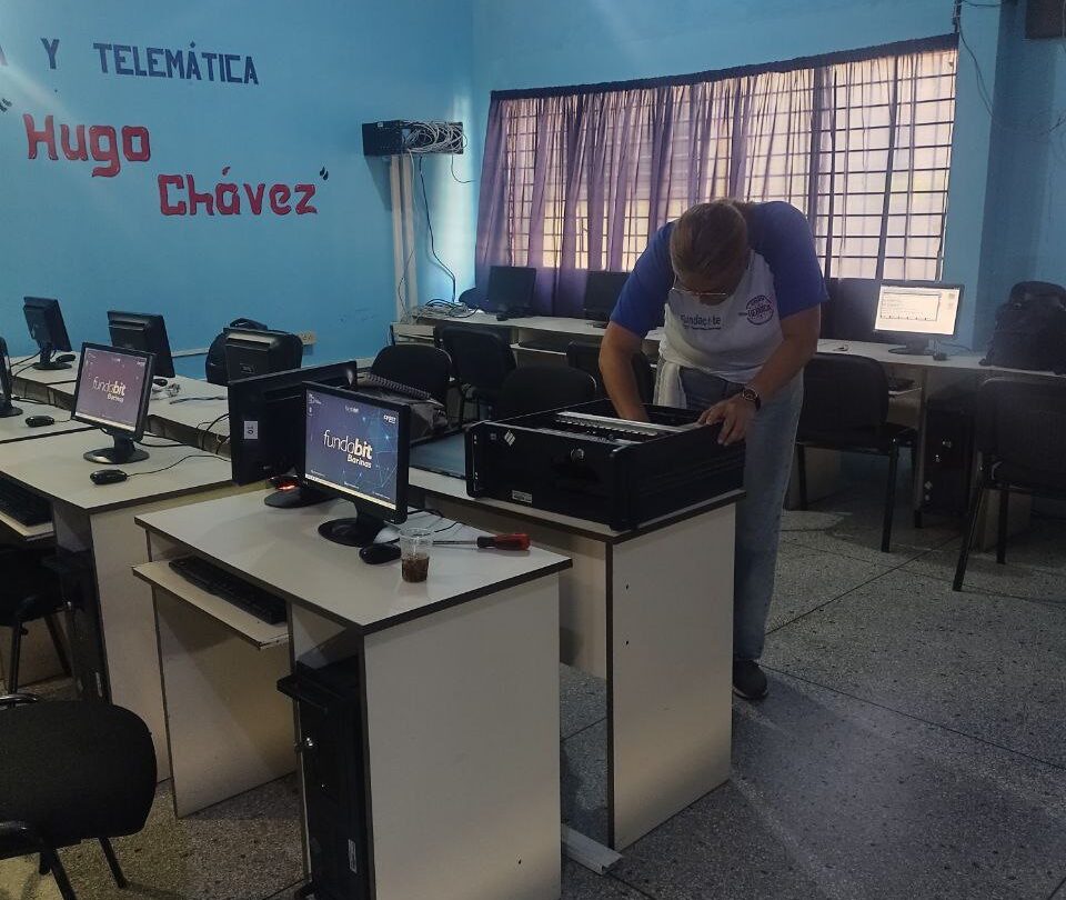 Barinas | Plan Cayapa Heroica realiza mantenimiento de equipos de computación en liceo Alfredo Arvelo Larriva