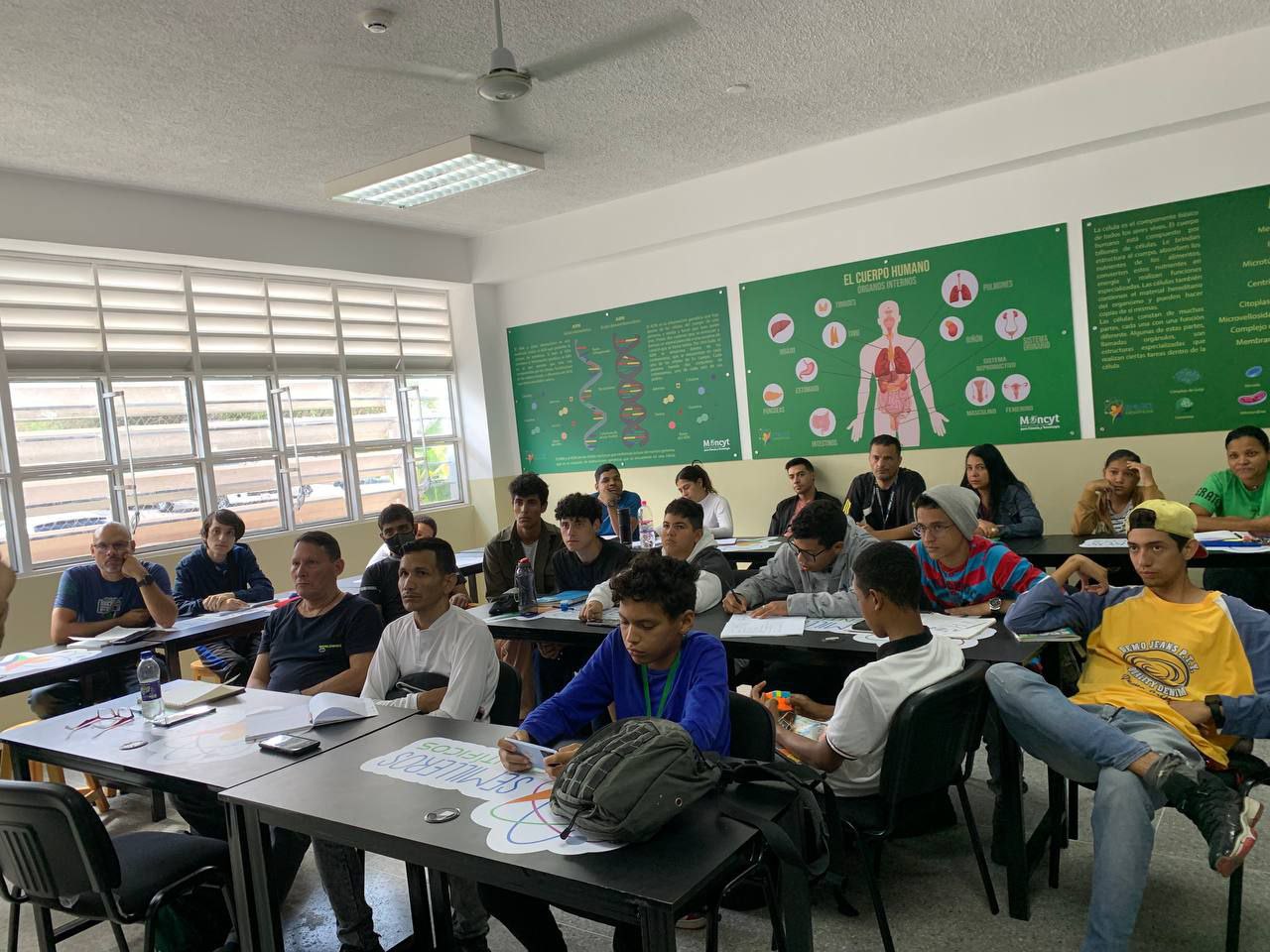 Estudiantes y docentes de Ciudad Tiuna participan en taller de robótica