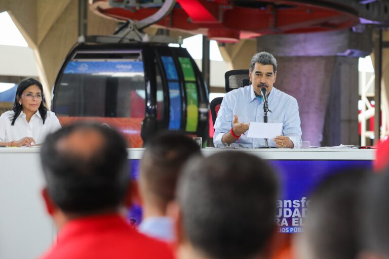 Presidente Maduro anuncia plan para convertir teléfonos públicos en puntos generadores de internet