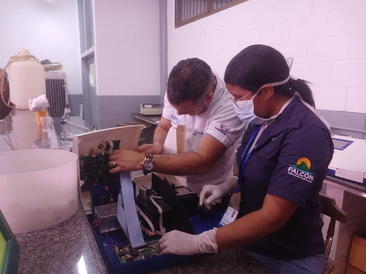 Brigadistas de Cayapa Heroica realizaron mantenimiento a equipos del laboratorio de la Unefm