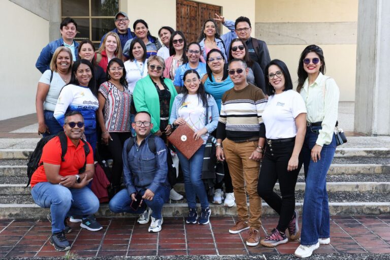 Responsables de los Semilleros Científicos se capacitan en uso del kit de óptica geométrica