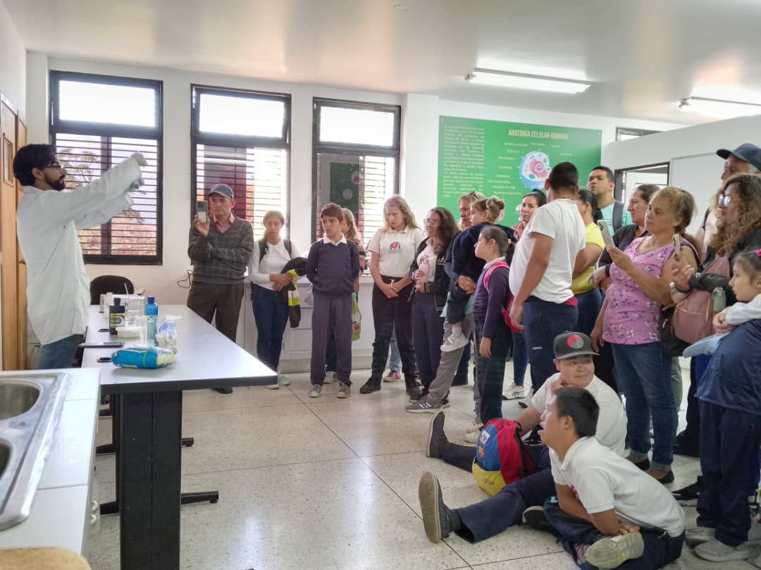 Estudiantes con discapacidad exploran la ciencia en Mérida
