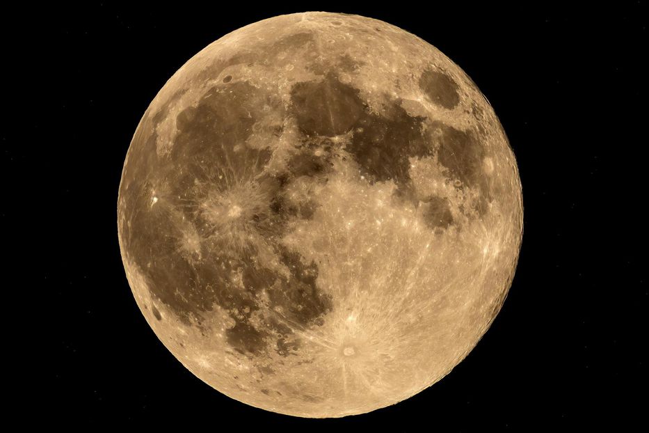 Krakow (Poland), 17/10/2024.- A full moon, also known as supermoon, rises over Krakow, southern Poland, 17 October 2024. (Polonia, Cracovia) EFE/EPA/LUKASZ GAGULSKI POLAND OUT