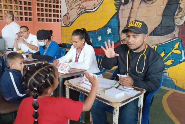 Guárico | «Salud va a la Escuela» atiende a niños del Complejo Educativo Eusebio Colmenares Mejías 