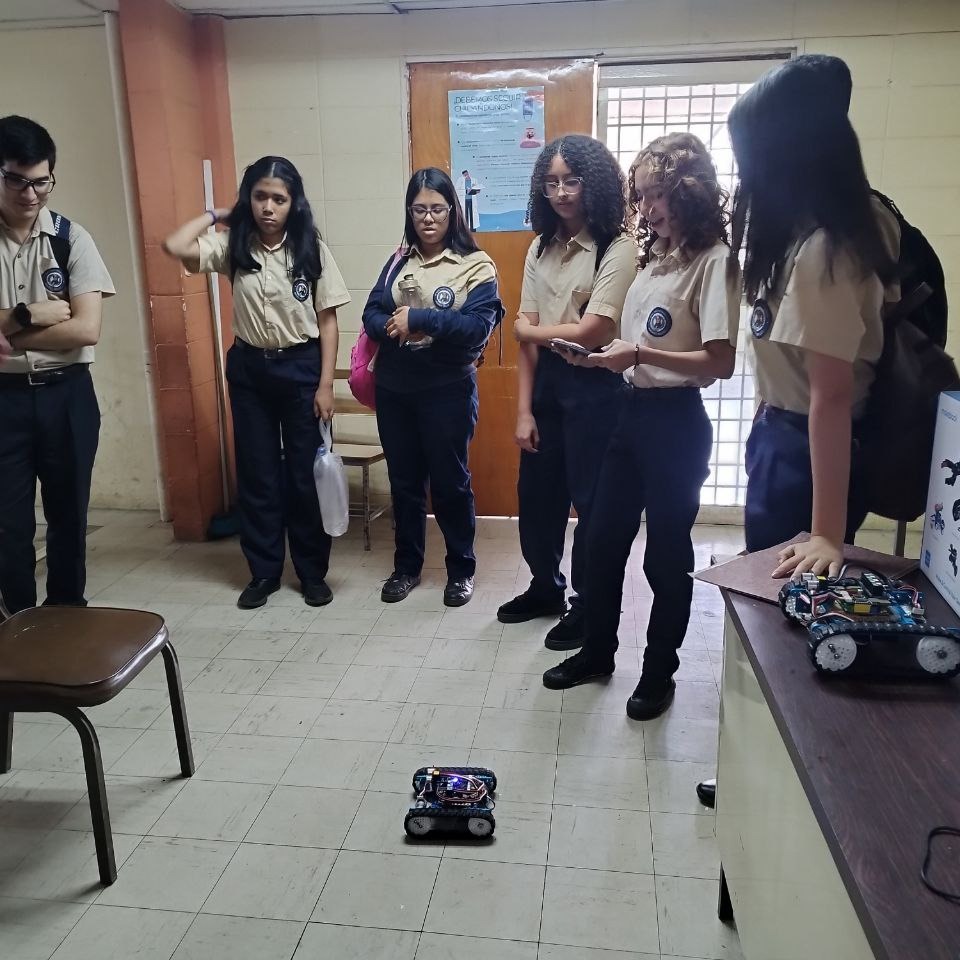 Jóvenes de Caroní aprendieron sobre robótica y ciberseguridad