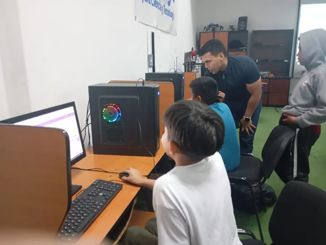 Niños, niñas y jóvenes zulianos participan en talleres de robótica e IA