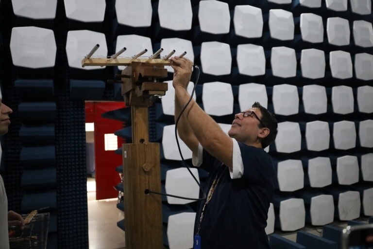 La cámara semianecoica del Cendit: estudiantes de la Unefa realizan prácticas con tecnología de punta