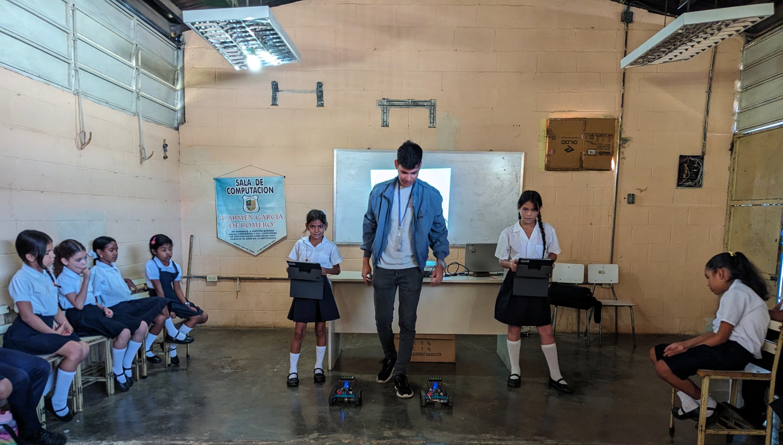 Falcón | Estudiantes de primaria descubren “El Mundo de la Robótica” con Semilleros Científicos