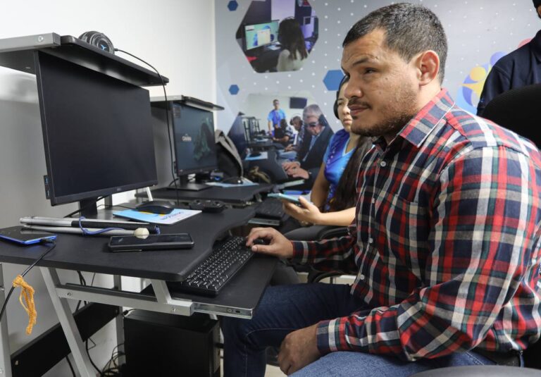Mincyt dicta taller en tiflotecnología para fomentar autonomía en personas con discapacidad visual