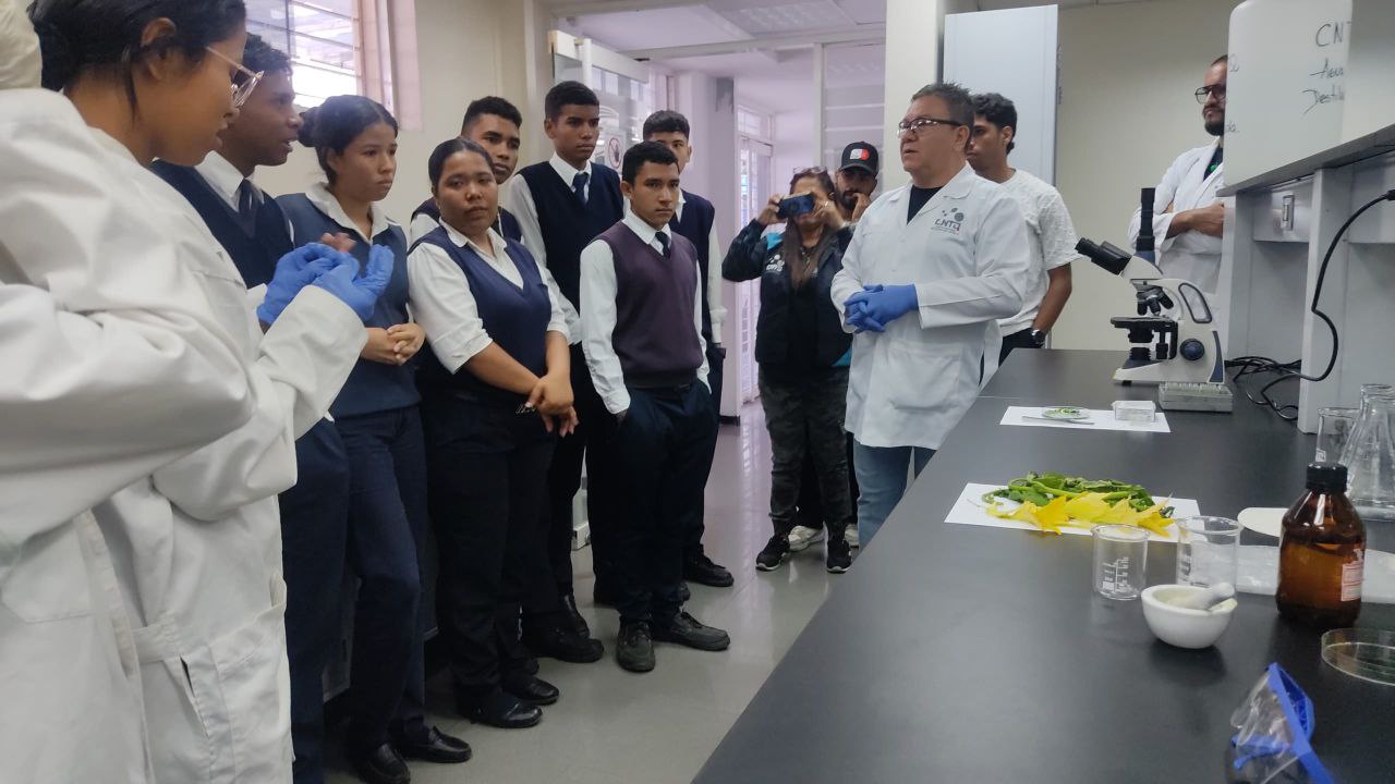 Jóvenes del Inces descubren la magia de la química con el CNTQ