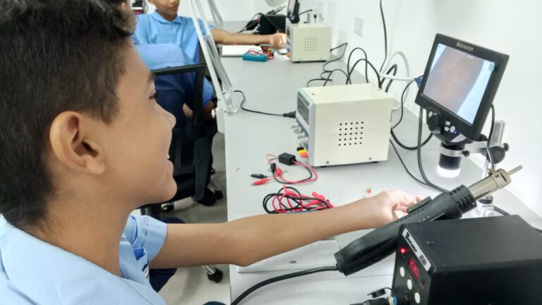 Cayapa Heroica capacita a estudiantes con taller de electromedicina