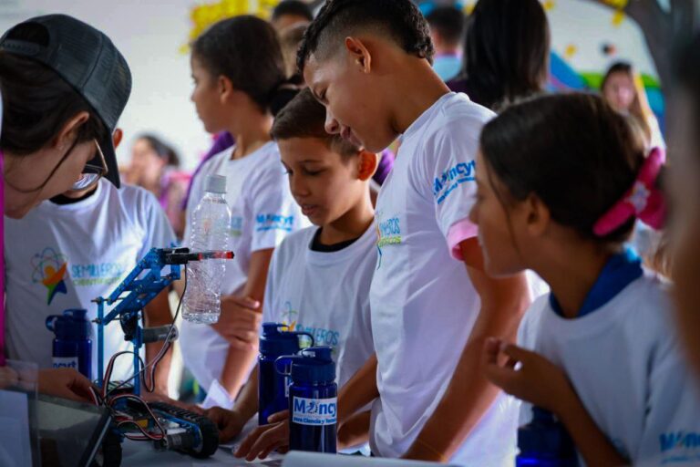 Niños y niñas comuneros disfrutaron de la Ruta Científica durante el Primer Encuentro Nacional del Feminismo Comunal