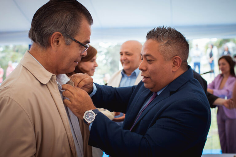 IVIC reconoce la dedicación y compromiso de su personal en emotivo acto de entrega de botones por años de servicio