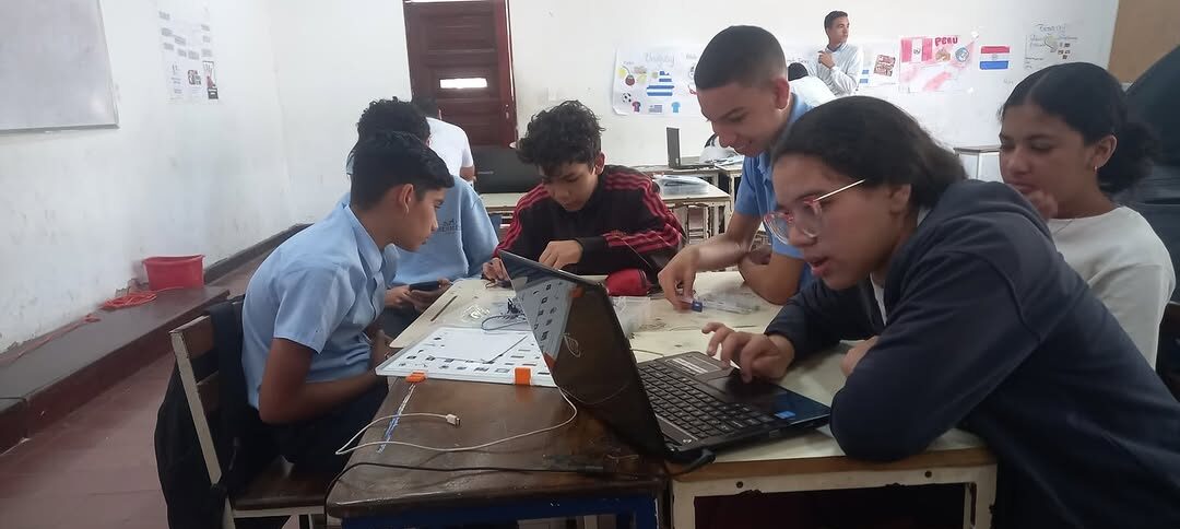 Robótica y tecnología cautivan a jóvenes en Catia
