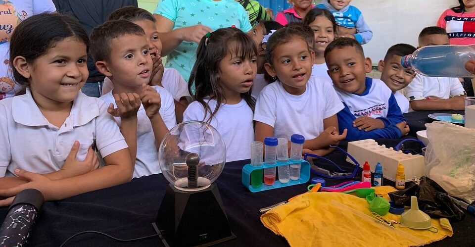 Estudiantes del Complejo Educativo Manuela Sáenz conocen la Sala de Ciencias Dra. Anamaría Font