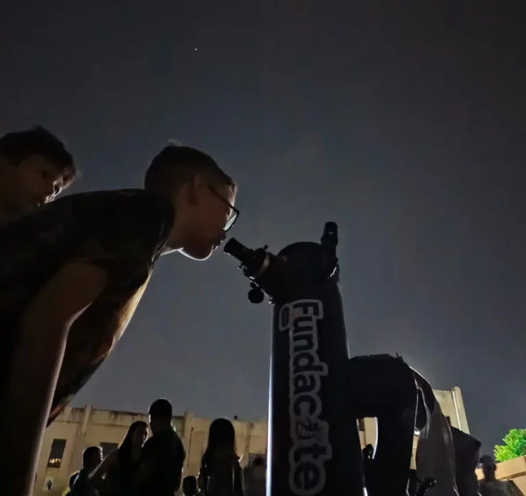 Niños y jóvenes marabinos disfrutan de una noche de observación astronómica