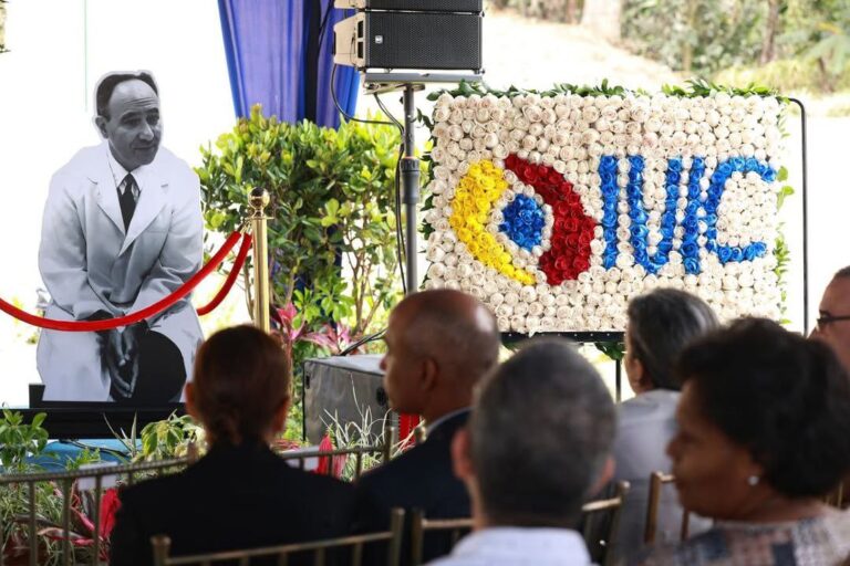 Comunidad científica rinde homenaje en capilla ardiente al Dr. Humberto Fernández-Morán