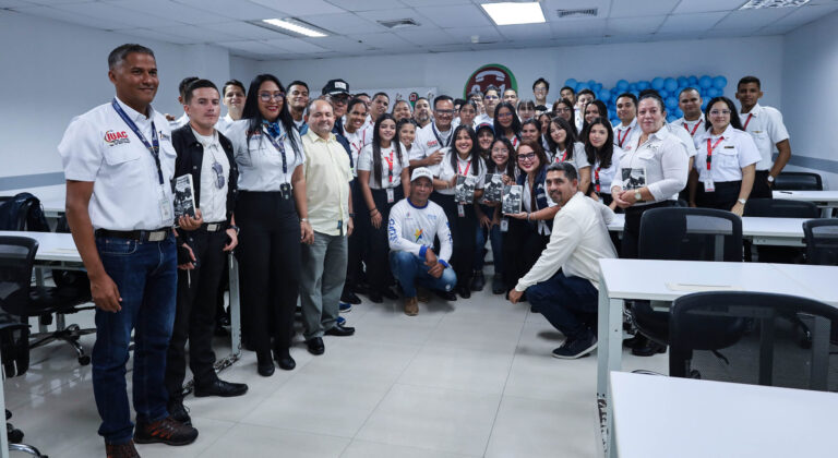 Legado de Fernández-Morán vive en jóvenes estudiantes de la ciencia aeronáutica en el IUAC