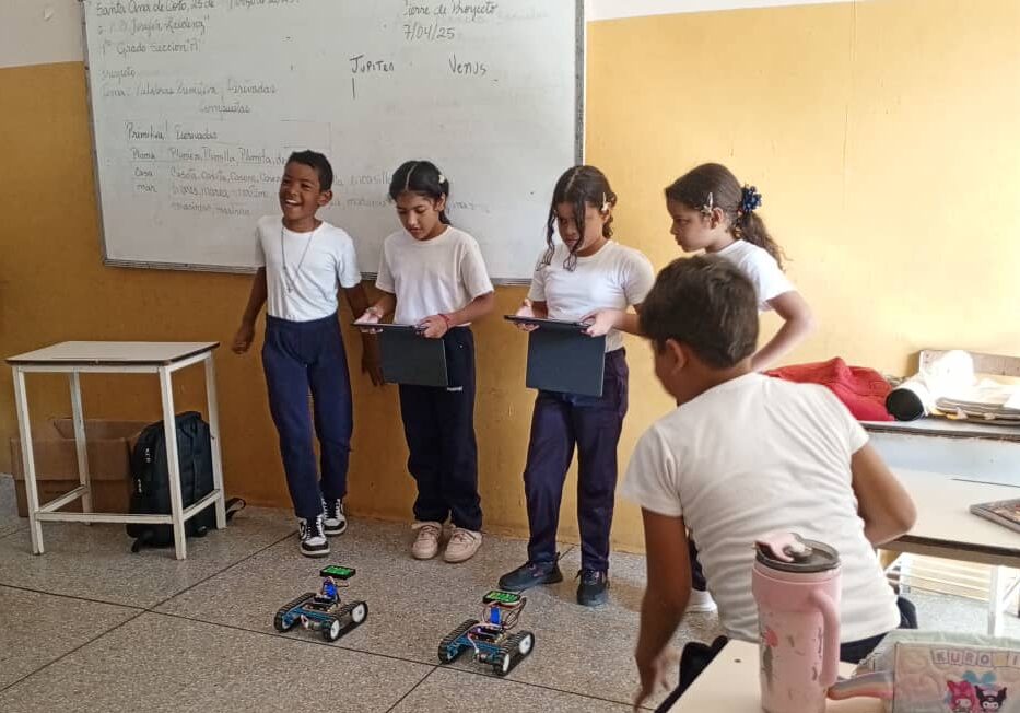 Estudiantes falconianos disfrutan con el mundo de la robótica