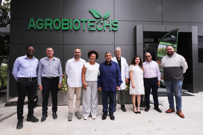 Delegación del gobierno cubano visita Complejo Biotecnológico Agrobiotechs