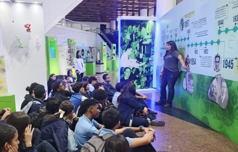 Caracas | Estudiantes del Liceo Ávila se acercan a la ciencia en la galería Descubriendo lo Invisible