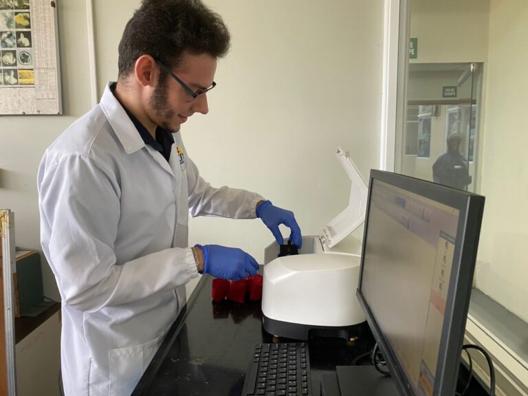 Inzit avanza en la investigación de nanomateriales con técnica FTIR