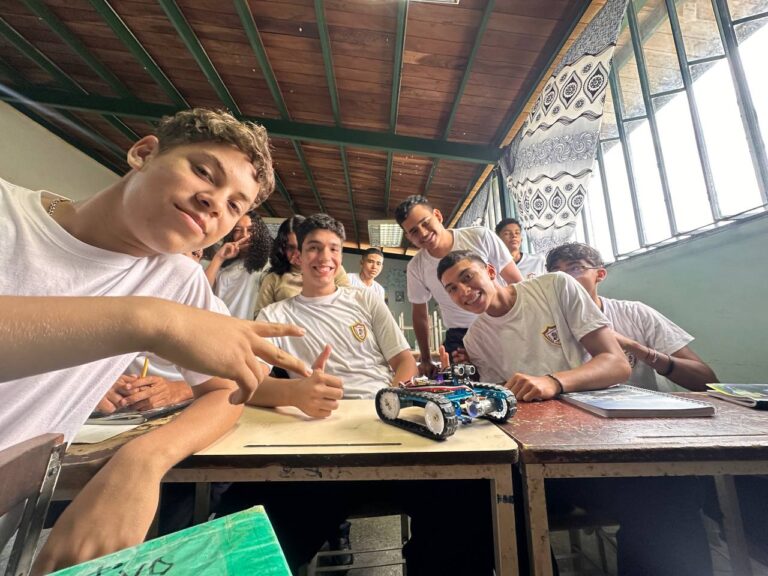Taller de robótica educativa cautivó a más de 600 jóvenes de Lara