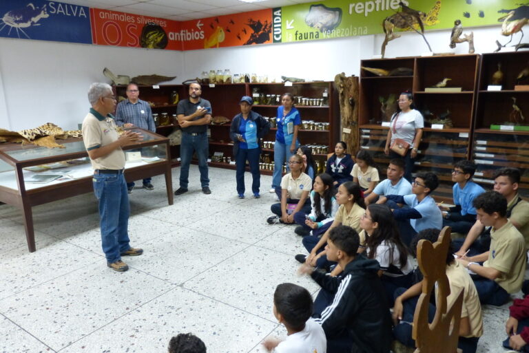 Jóvenes de Aragua refuerzan conocimientos sobre aves en Ruta Científica en el Parque Nacional Henri Pittier