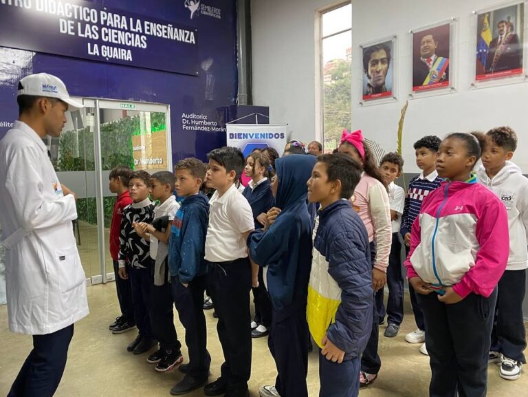 Niñas y niños de la escuela Alberto Ravell se unen a la Ruta Científica Educativa en La Guaira