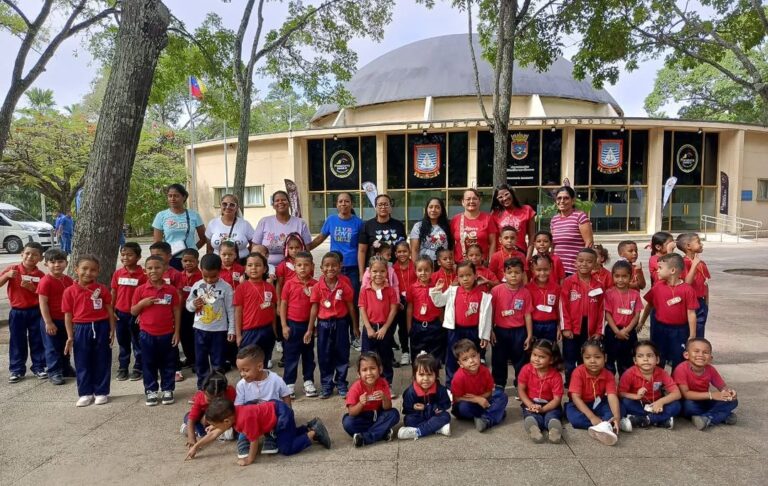 Estudiantes de Fe y Alegría inician formación en astronomía con visita al Planetario Humboldt