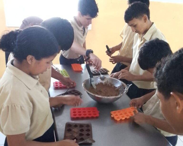 Taller intensivo sobre bombonería artesanal cautivó a estudiantes de Amazonas