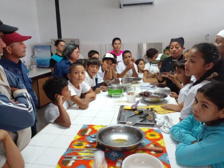 Taller de transformación del cacao cautiva a semilleros científicos de Barinas