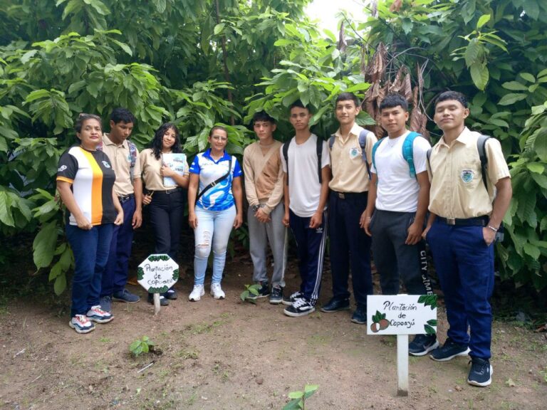 Estudiantes de educación media general exploran cultivos de cacao y copoazú en Amazonas