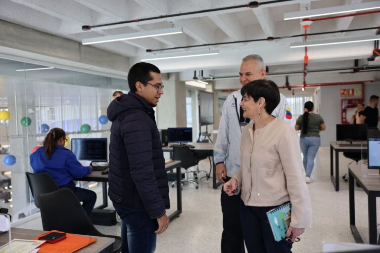 Evalúan procesos de inscripción de la Universidad Nacional de las Ciencias Dr. Humberto Fernández-Morán