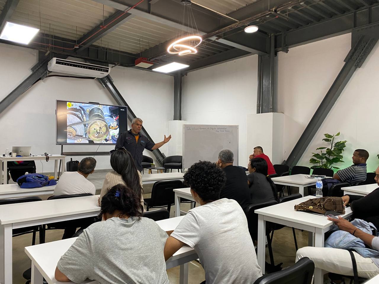 Mincyt dicta taller sobre mantenimiento de artefactos eléctricos en La Guaira