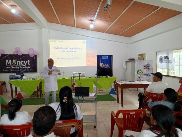 Docentes fortalecen métodos educativos en la Caravana de la Ciencia